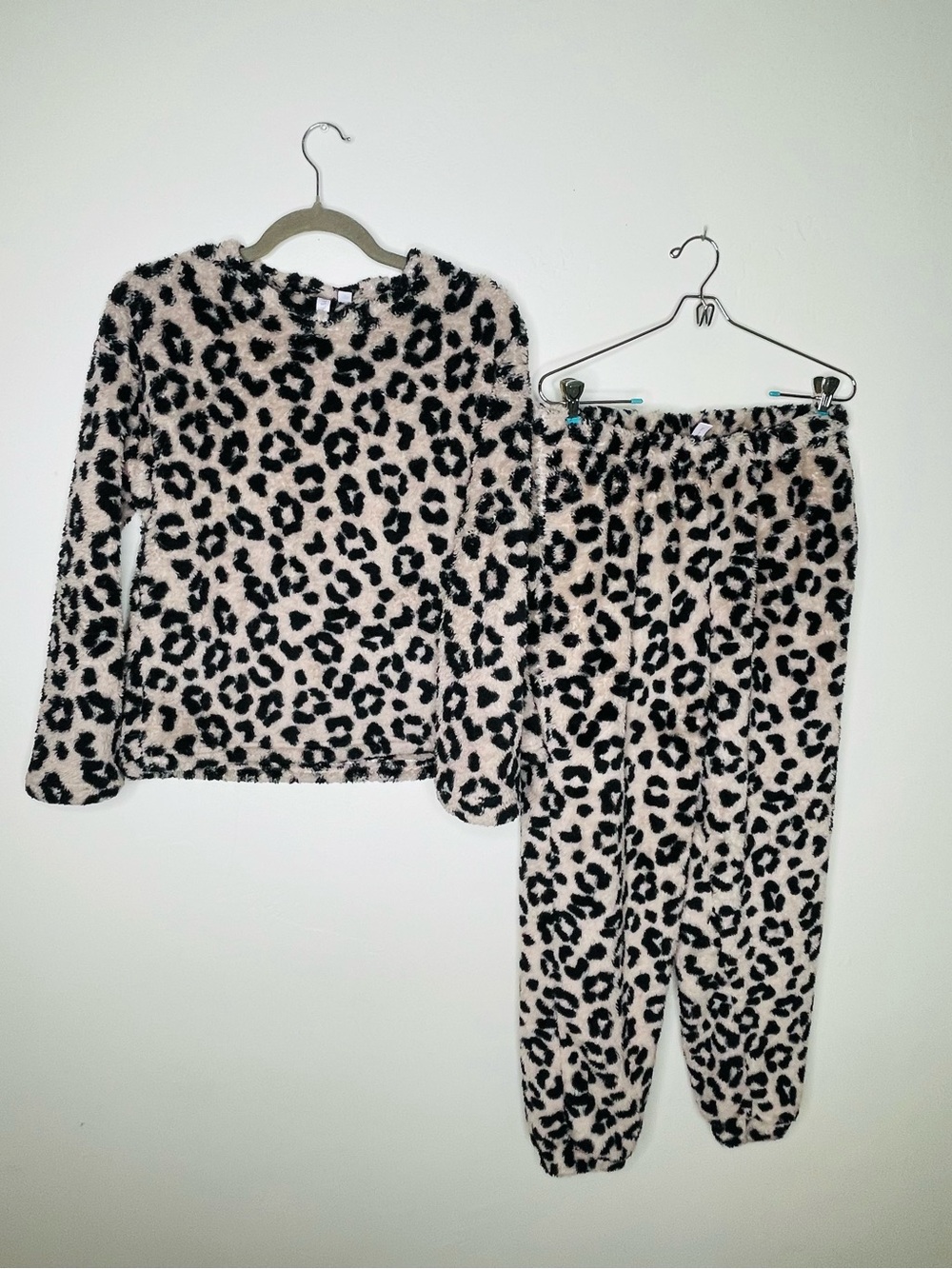 Joyspun Women’s Fuzzy Leopard Print 2-Piece Pajama Lounge Set Size Small 4–6